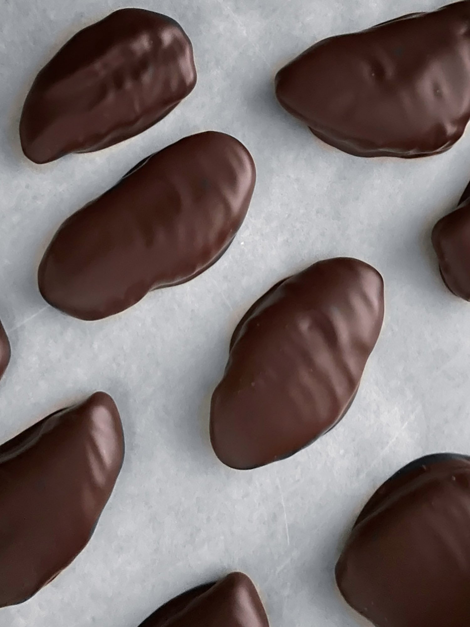Kandierte Ingwerstücke, umhüllt von Grand Cru Schokolade, online bestellen bei Thomas Müller Chocolatier.