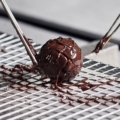 Discover the uniqe chocolate truffles "Truffes Origine" from Thomas Müller Chocolatier online now.