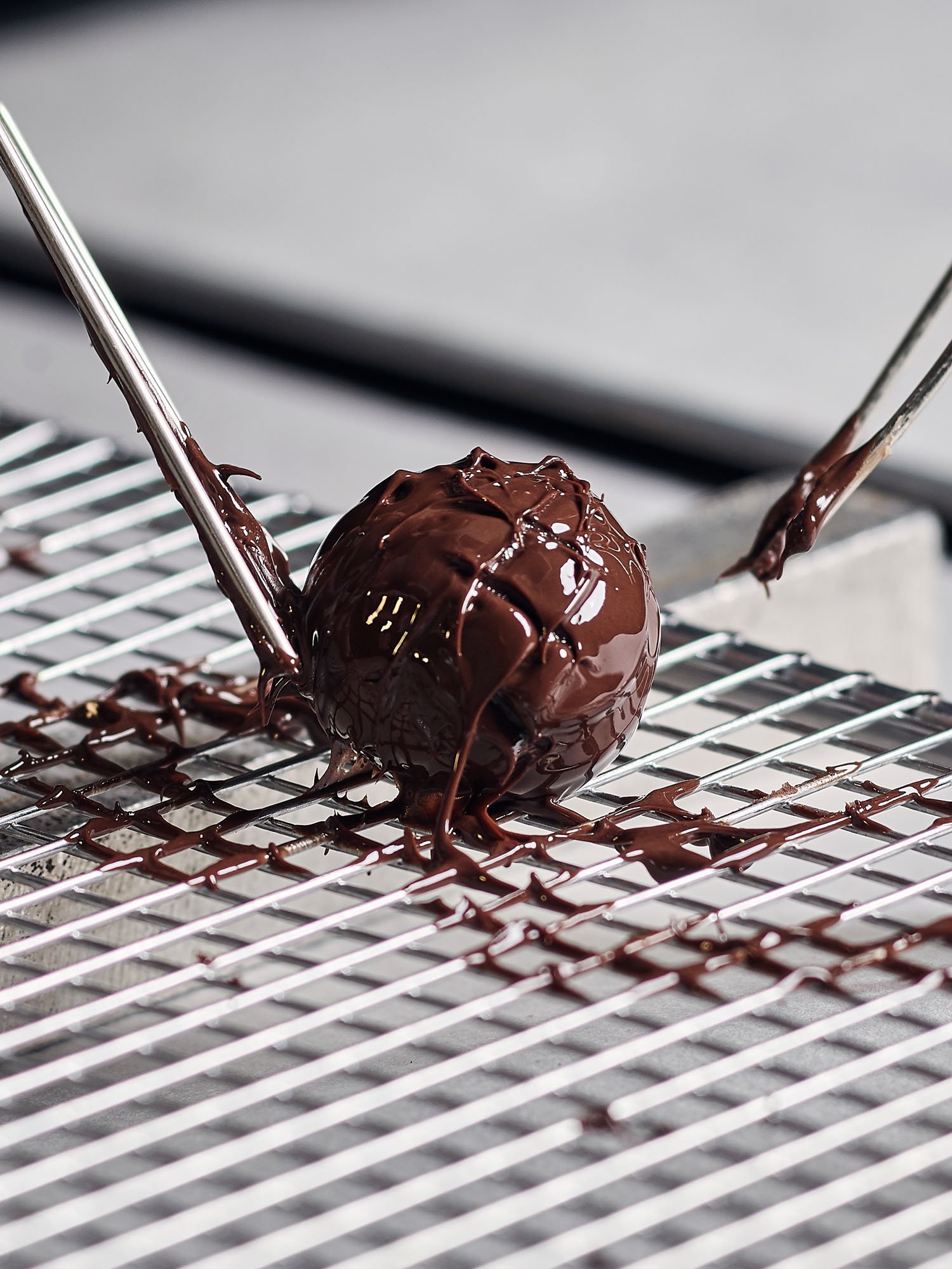 Discover the uniqe chocolate truffles "Truffes Origine" from Thomas Müller Chocolatier online now.