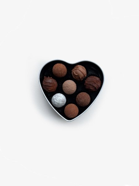 Discover the heart-shaped box of truffles from Chocolatier Thomas Müller online now.